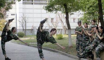 女生軍訓時褲子開檔,定做服裝質量為何這么水？