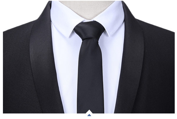 一?？矍喙I(lǐng)商務西裝定制領(lǐng)型細節(jié)特寫圖