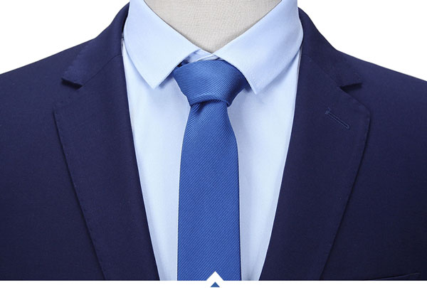 蘭色商務(wù)西裝定做衣領(lǐng)細(xì)節(jié)特寫(xiě)圖