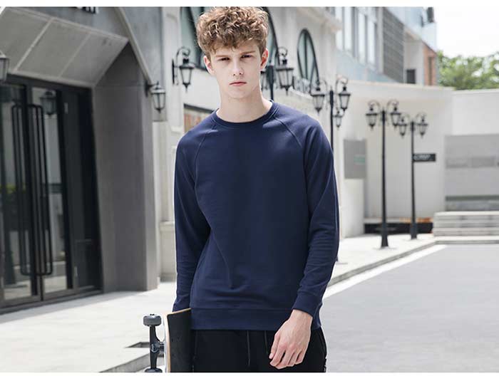 插肩袖純色圓領(lǐng)衛(wèi)衣定做模特實(shí)穿之藏青色效果展示圖