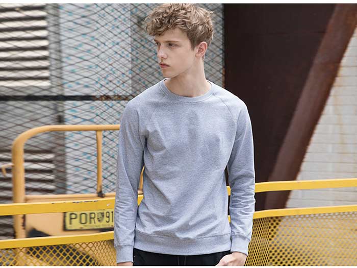 純色插肩袖線圈圓領(lǐng)衛(wèi)衣定做模特實(shí)穿之花灰色效果展示圖